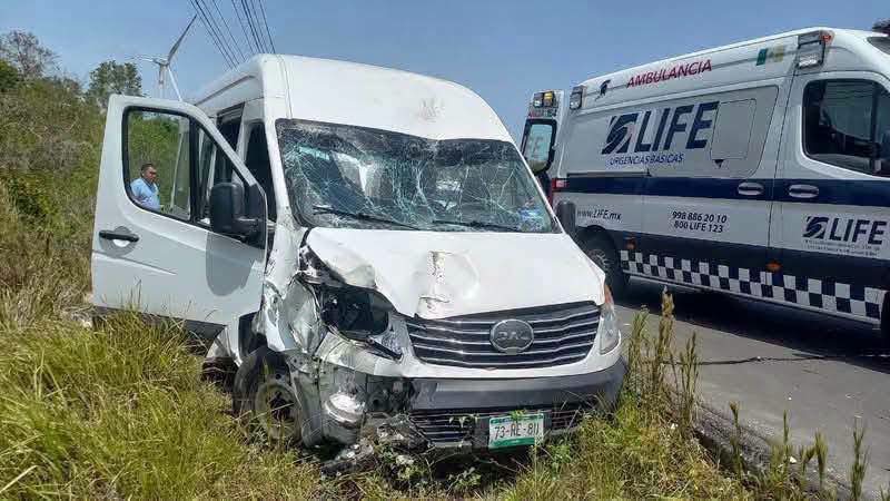 Se le revienta neumático a van de turismo y sale de la carretera federal 307