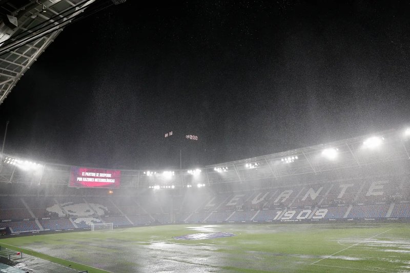 Una fuerte tormenta, con intensos aguaceros y abundantes rayos, ha sorprendido a numerosos