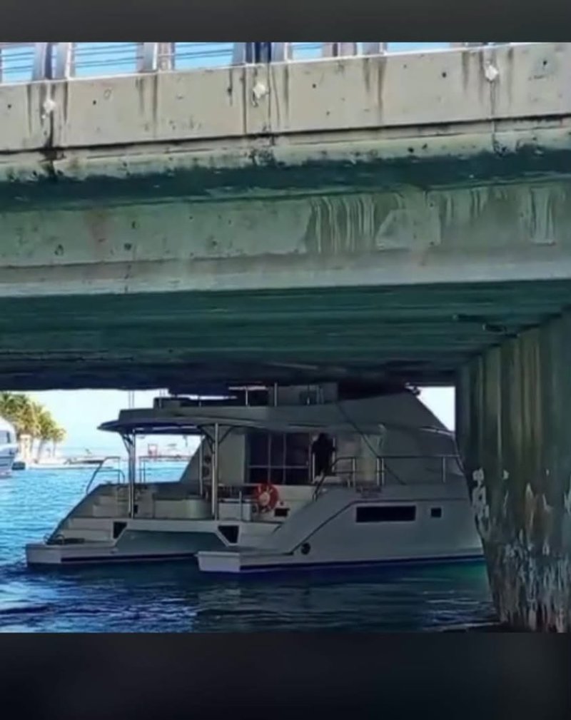 Yate se queda atascado bajo Puente Calinda en Cancún