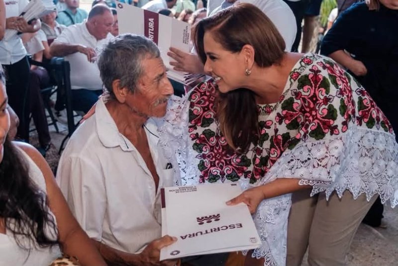 460 familias de Cancún reciben escrituras tras 30 años de espera