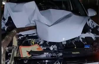 ABANDONAN CAMIONETA TRAS CHOCAR CONTRA UNA PROTECCIÓN METÁLICA EN CANCÚN Un aparatoso accidente se registró sobre la ave...