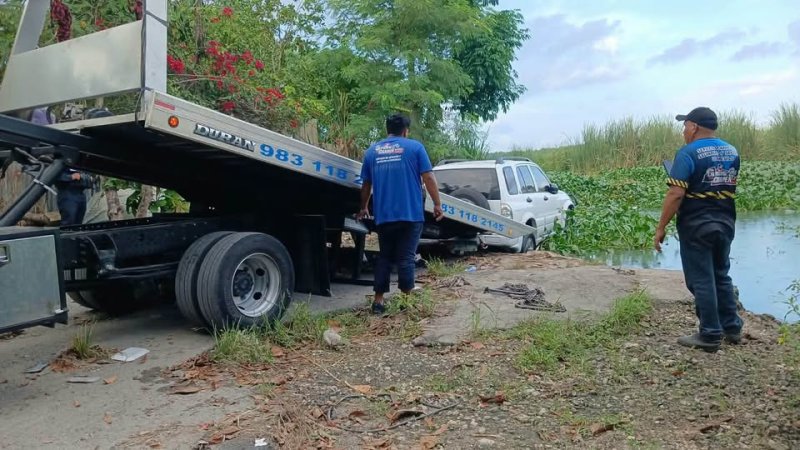 Automóvil Chevrolet abandonado sumergido en la sabana de Chetumal