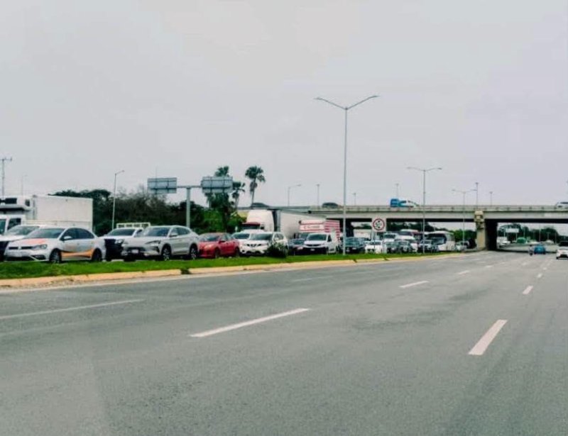 ¡CAOS VIAL EN EL AEROPUERTO INTERNACIONAL DE CANCÚN! TRANSPORTISTAS SE SUMAN AL PARO NACIONAL CANCÚN, QUINTANA ROO. | LA...
