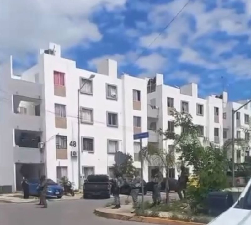 CATEAN Y ASEGURAN DEPARTAMENTO EN PASEO KUSAMIL POR PRESUNTO NARCOMENUDEO EN CANCÚN Autoridades estatales y federales re...