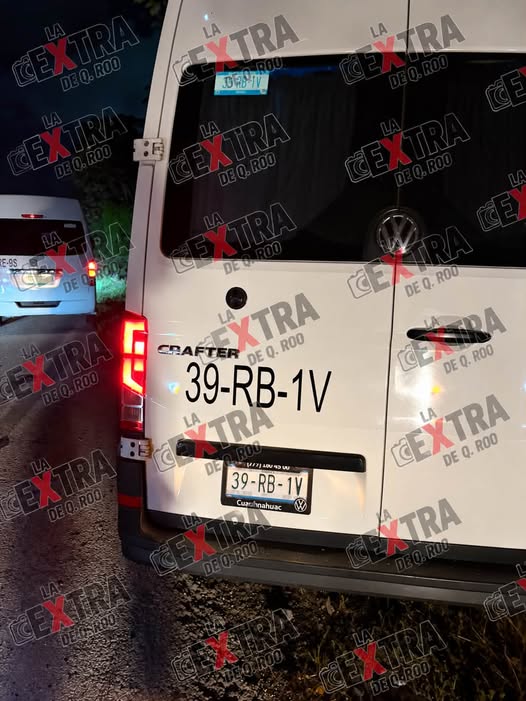 Conductor de van turística huye tras choque con Sentra cerca del aeropuerto de Cancún