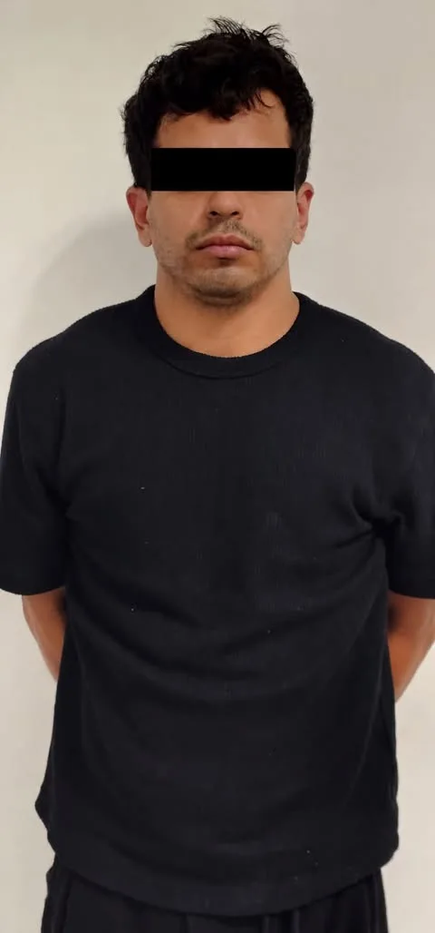 ¡DETIENEN EN CANCÚN A VENEZOLANO CON PRESUNTA MARIHUANA! 📍 CANCÚN, QUINTANA ROO. — Un hombre identificado como William...