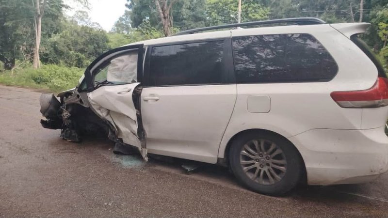 Dos vehículos encontrados sin ocupantes en carretera cerca de Chacchoben