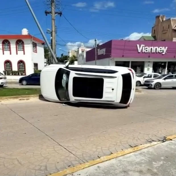FUERTE ACCIDENTE CERCA DEL MERCADO 28: JOVEN TERMINA VOLCADO EN CANCÚN Un joven sufrió un aparatoso accidente en las inm...