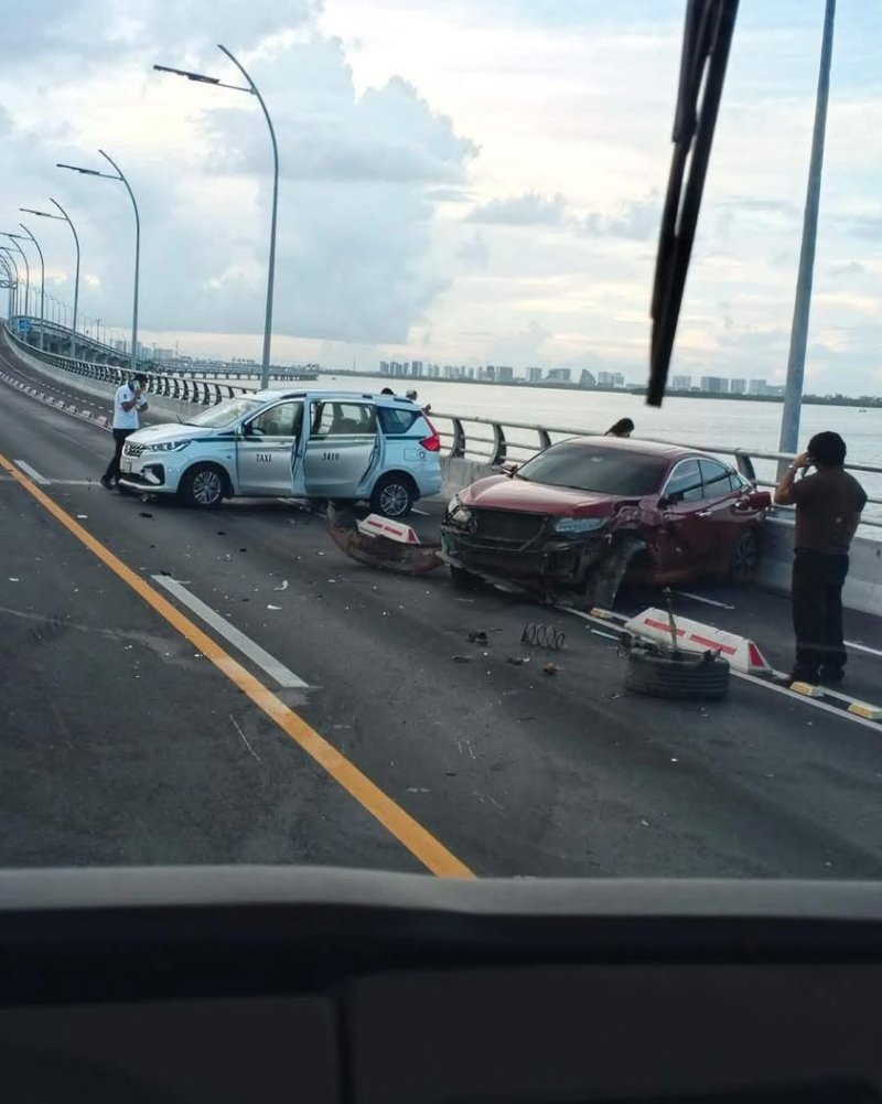 Fuerte choque entre taxi y auto en el Puente Nichupté