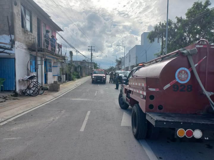 Hombre sufre descarga eléctrica al reparar techo en Cancún
