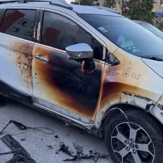 INCENDIAN MOTOTAXI Y CAMIONETA TURÍSTICA EN PASEOS NIKTÉ; INVESTIGAN PRESUNTAS AMENAZAS La madrugada de este sábado se r...