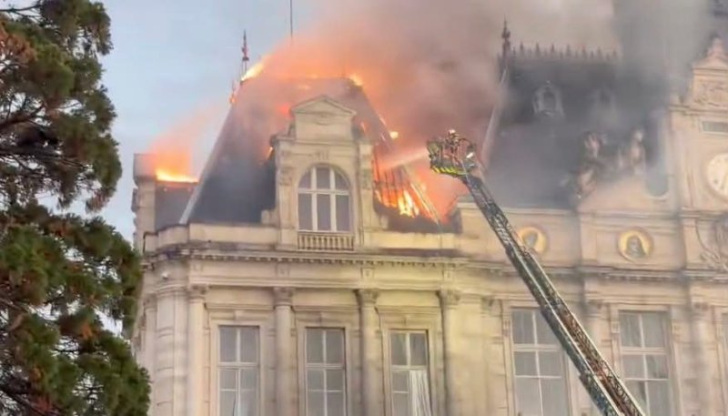 Incendio en el ayuntamiento de Limoges durante protestas