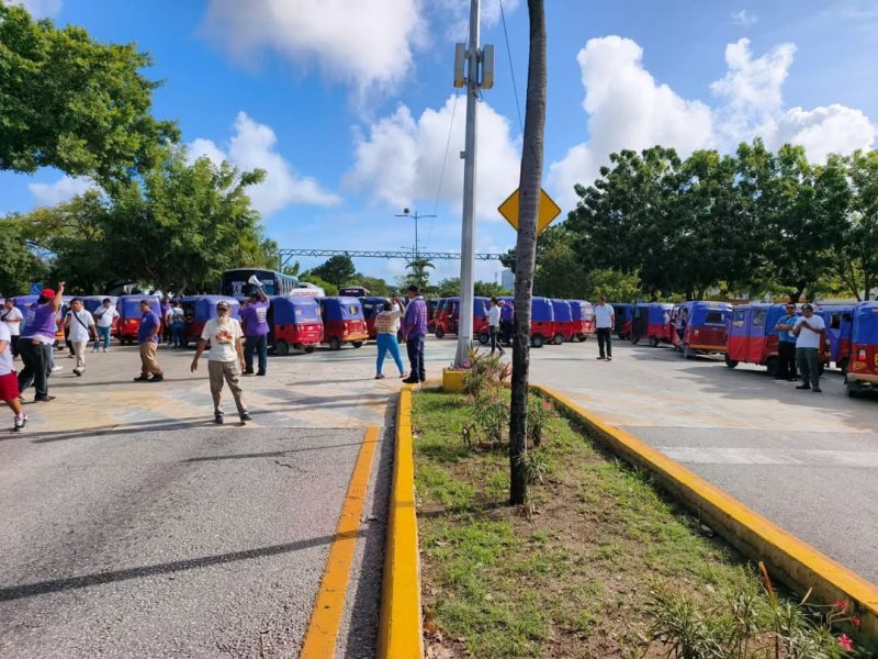 Mototaxistas de COR se plantan frente al Palacio Municipal de Cancún