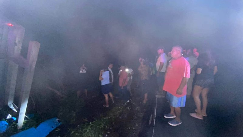 ¡SAQUEAN TRÁILER VOLCADO EN LA CARRETERA MÉRIDA-CANCÚN! Lo que comenzó como un accidente vial terminó en rapiña en el mu...