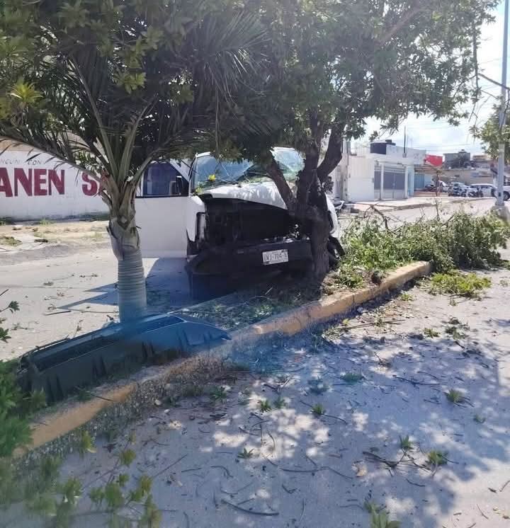 Van Express choca contra árbol en Cancún