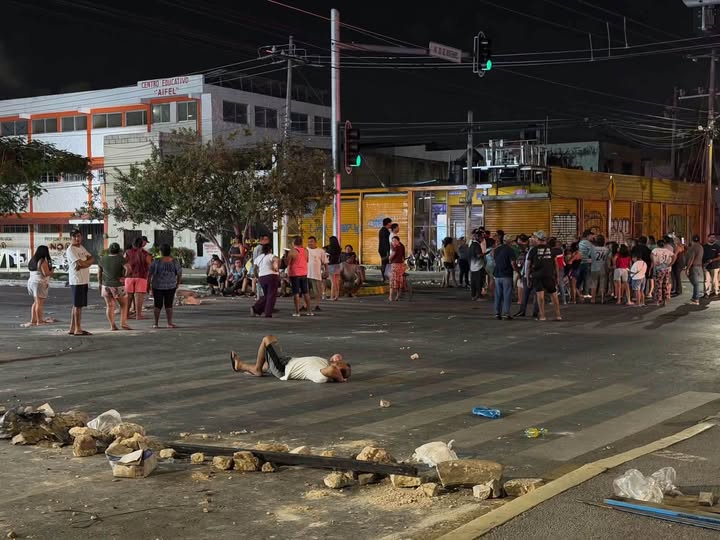 Vecinos bloquean Kabah por falta de agua en Cancún
