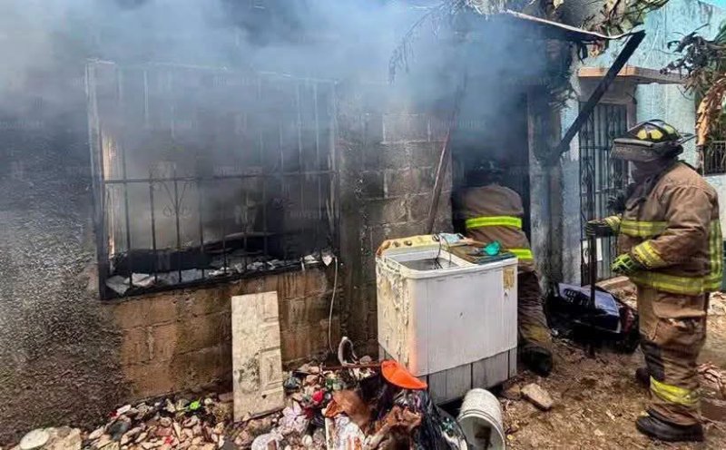 ¡VECINOS LO RESCATAN DE LAS LLAMAS! ADULTO MAYOR PIERDE SU CASA EN INCENDIO EN CANCÚN Momentos de angustia se vivieron e...
